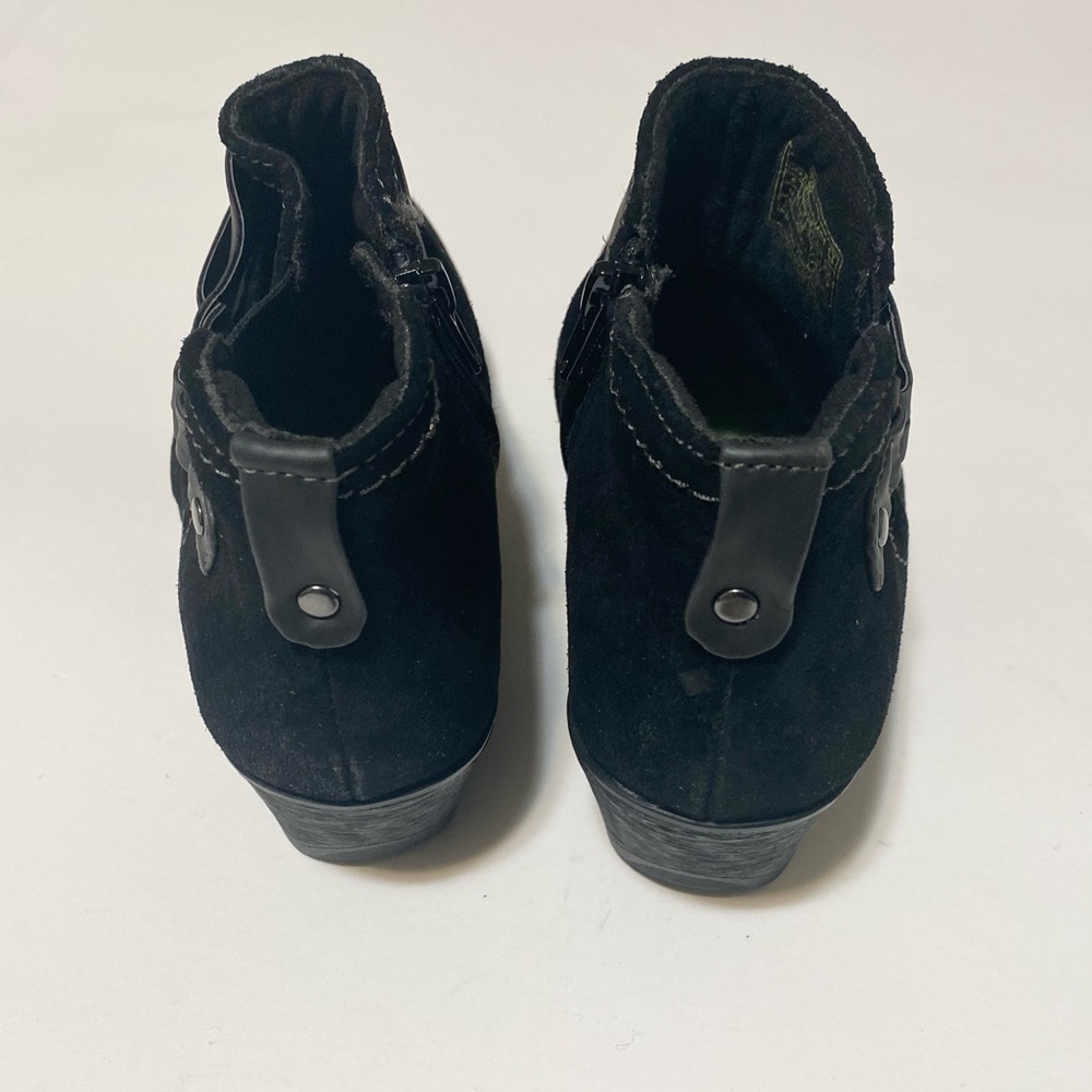 Earth Origins Suede Bootie - Picture 4 of 8